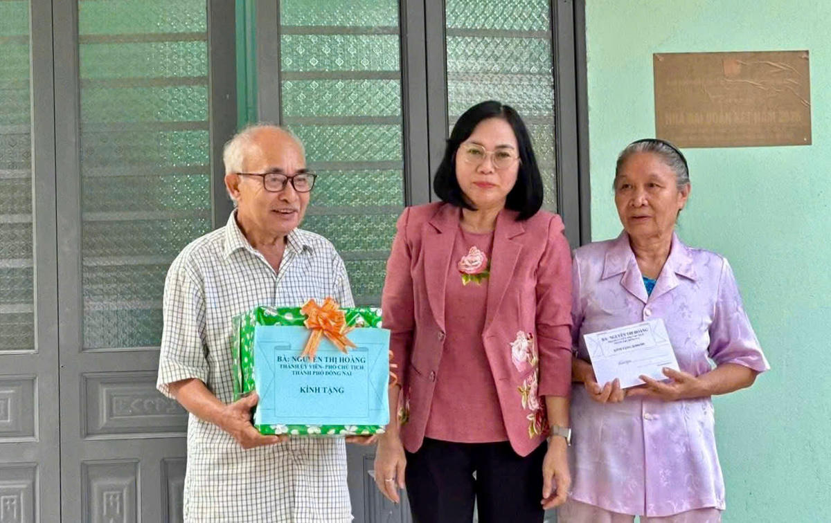 Bà Nguyễn Thị Hoàng -  Phó Chủ tịch UBND TP. Đồng Nai trao tặng quà cho người có công tại địa phương. Ảnh: A.T