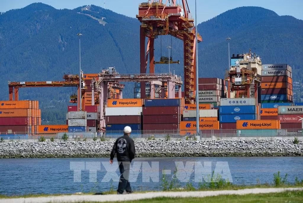 Quang cảnh cảng hàng hóa tại Vancouver, Canada. Ảnh: THX/TTXVN.