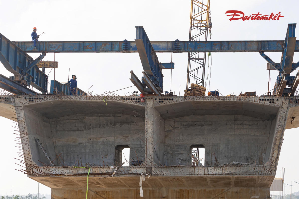 Những phiến dầm đầu tiên xuất hiện tại cầu Hồng Hà gần 10.000 tỷ đồng