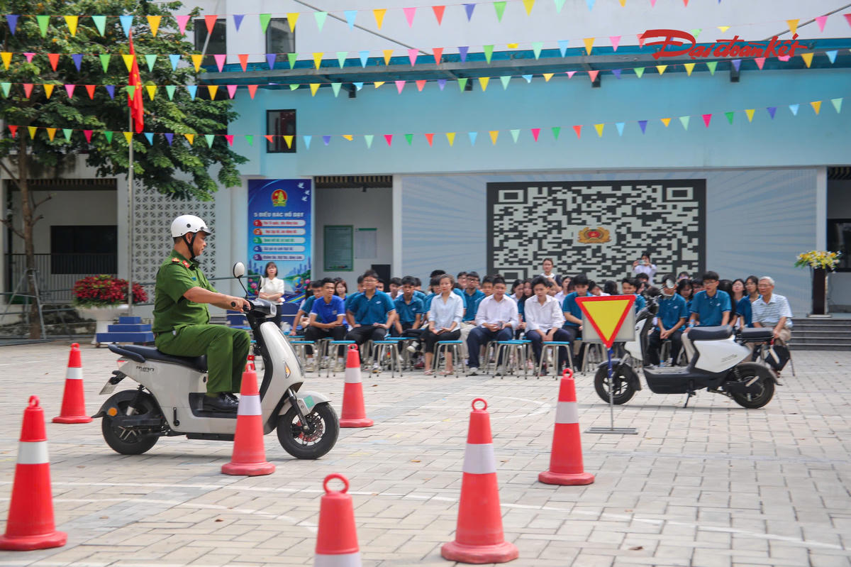 Các tình huống tại đường ngang đường sắt, nút giao có đèn tín hiệu cũng được đưa vào nội dung hướng dẫn. Thông qua ví dụ thực tế và tình huống mô phỏng, báo cáo viên giúp người dân hiểu rõ hơn cách lựa chọn tốc độ phù hợp, quan sát trước khi chuyển hướng, giữ khoảng cách với phương tiện phía trước và chủ động nhường đường khi cần thiết.