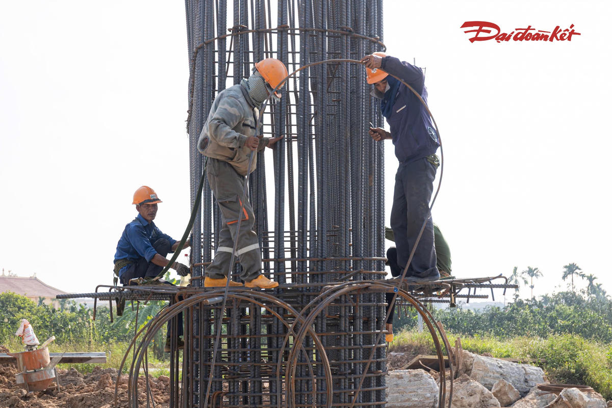 Những phiến dầm đầu tiên xuất hiện tại cầu Hồng Hà gần 10.000 tỷ đồng