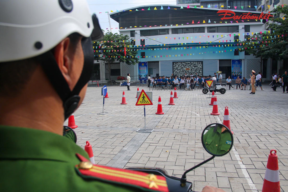 Thông qua chương trình tại phường Tây Hồ, lực lượng CSGT và Công an phường tiếp tục đẩy mạnh tuyên truyền pháp luật, nâng cao kỹ năng tham gia giao thông an toàn cho người dân, đặc biệt là học sinh. Hoạt động này góp phần hình thành thói quen chấp hành quy định giao thông, nâng cao ý thức phòng ngừa tai nạn và xây dựng văn hóa giao thông an toàn, văn minh trên địa bàn Thủ đô.