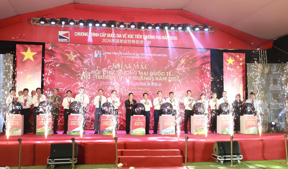 Các đại biểu thực hiện nghi thức khai mạc Hội chợ Thương mại Quốc tế Việt - Trung (Tuyên Quang) năm 2026.
