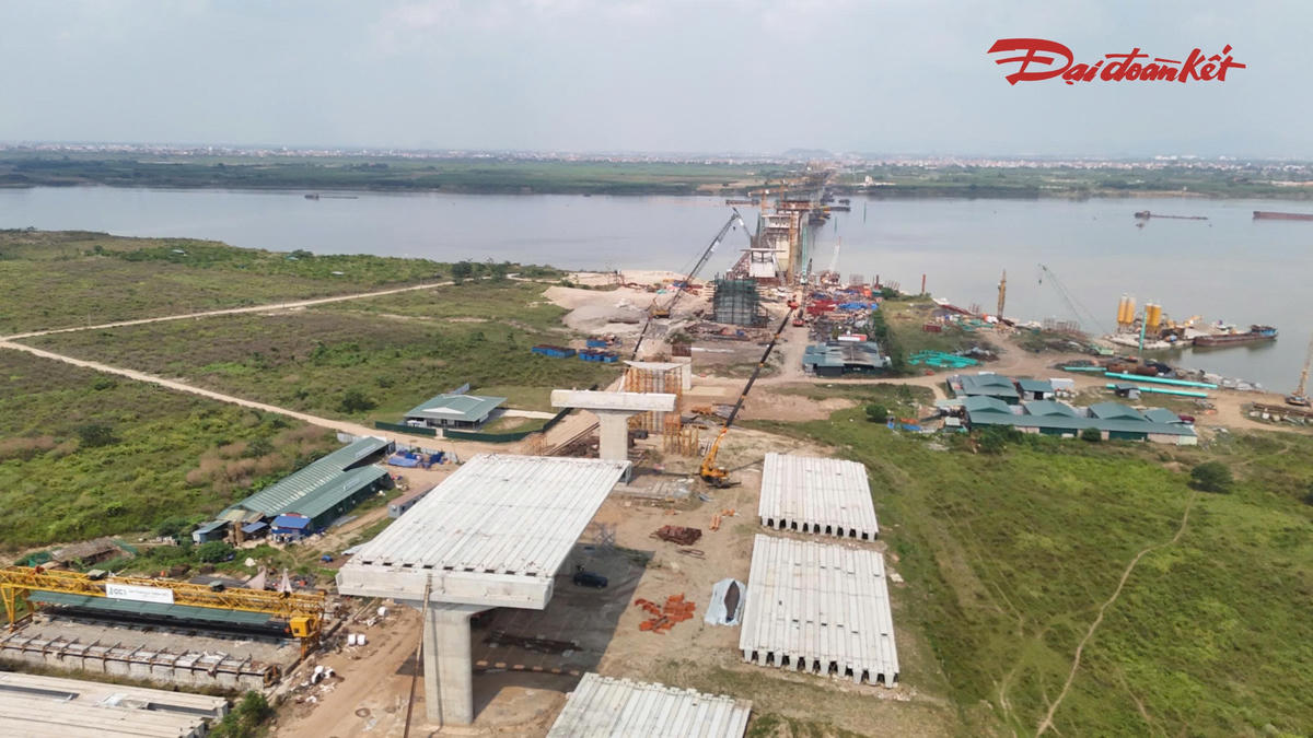 Theo ghi nhận của PV Báo Đại đoàn kết, hiện nay trên công trường cầu Hồng Hà, những phiến dầm Super T đầu tiên đã được lao lắp lên hệ thống trụ cầu cạn tại khu vực xã Ô Diên, Hà Nội. Sau giai đoạn tập trung thi công cọc khoan nhồi, bệ trụ và thân trụ, công trình đang từng bước chuyển sang hình thành kết cấu phía trên.