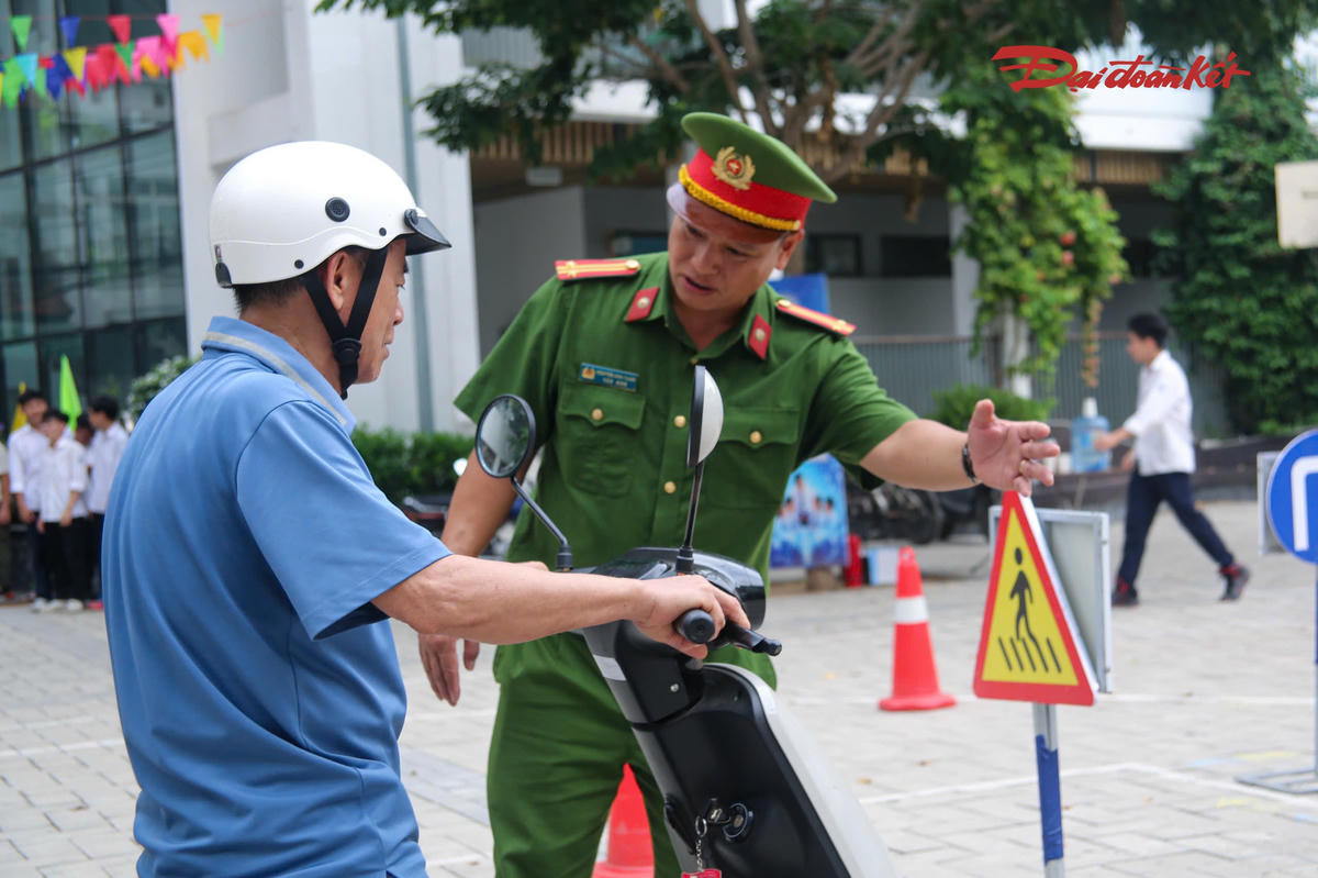 Đối với công nhân, người lao động, lái xe công nghệ và những người thường xuyên sử dụng xe mô tô, xe gắn máy, chương trình tập trung hướng dẫn kỹ năng nhận diện điểm mù của phương tiện lớn, giữ khoảng cách an toàn, xử lý tình huống tại nút giao, chuyển hướng và di chuyển trong điều kiện thời tiết bất lợi.