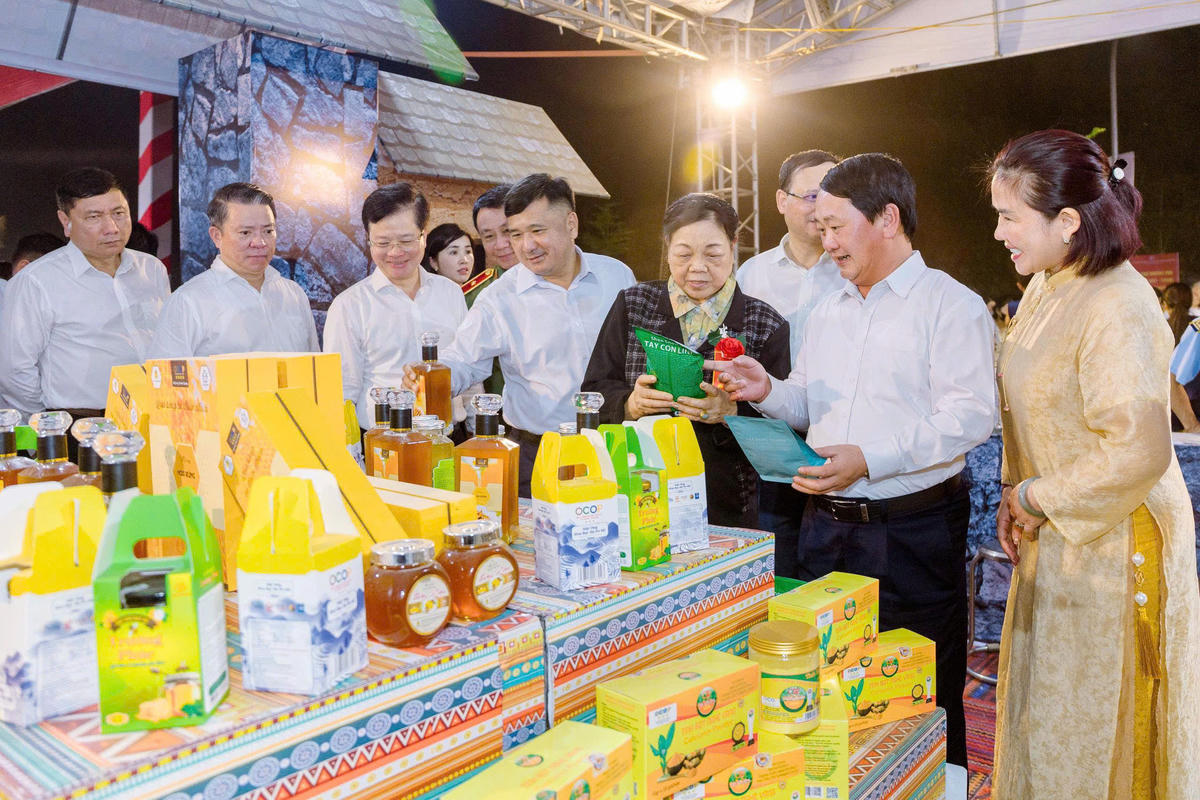 Bí thư Tỉnh ủy Tuyên Quang Hầu A Lềnh cùng các đại biểu tham quan gian hàng sản phẩm đặc trưng tại Hội chợ.