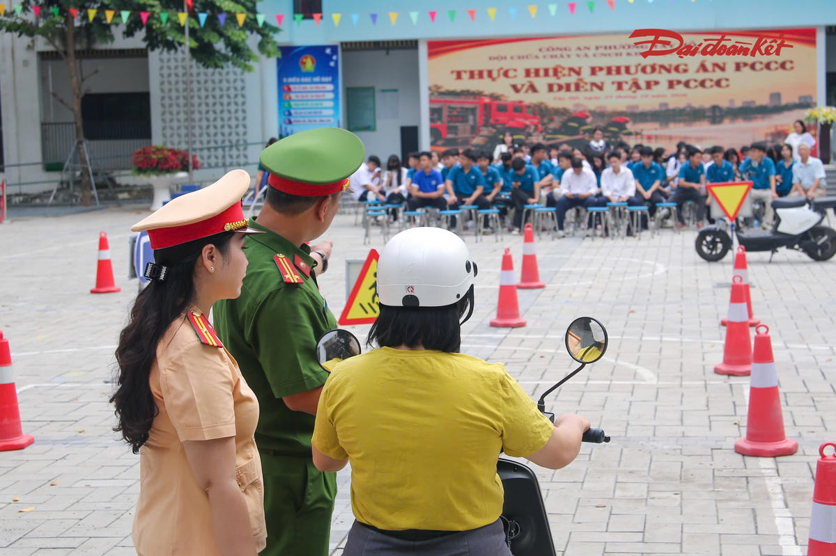Đáng chú ý, hoạt động bồi dưỡng kỹ năng lái xe an toàn được triển khai theo hướng kết hợp giữa lý thuyết, phân tích tình huống và thực hành trực tiếp. Người tham gia được hướng dẫn các thao tác cơ bản như đi từ đường nhánh ra đường chính, chuyển hướng, quay đầu, vượt xe, tránh chướng ngại vật, sang đường và nhường đường cho người đi bộ.