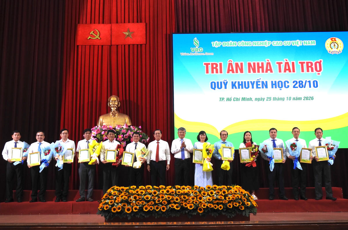 Quỹ Khuyến học 28/10 trao thư cảm ơn các nhà tài trợ giúp đỡ học sinh, sinh viên. Ảnh: Đ.Xá.