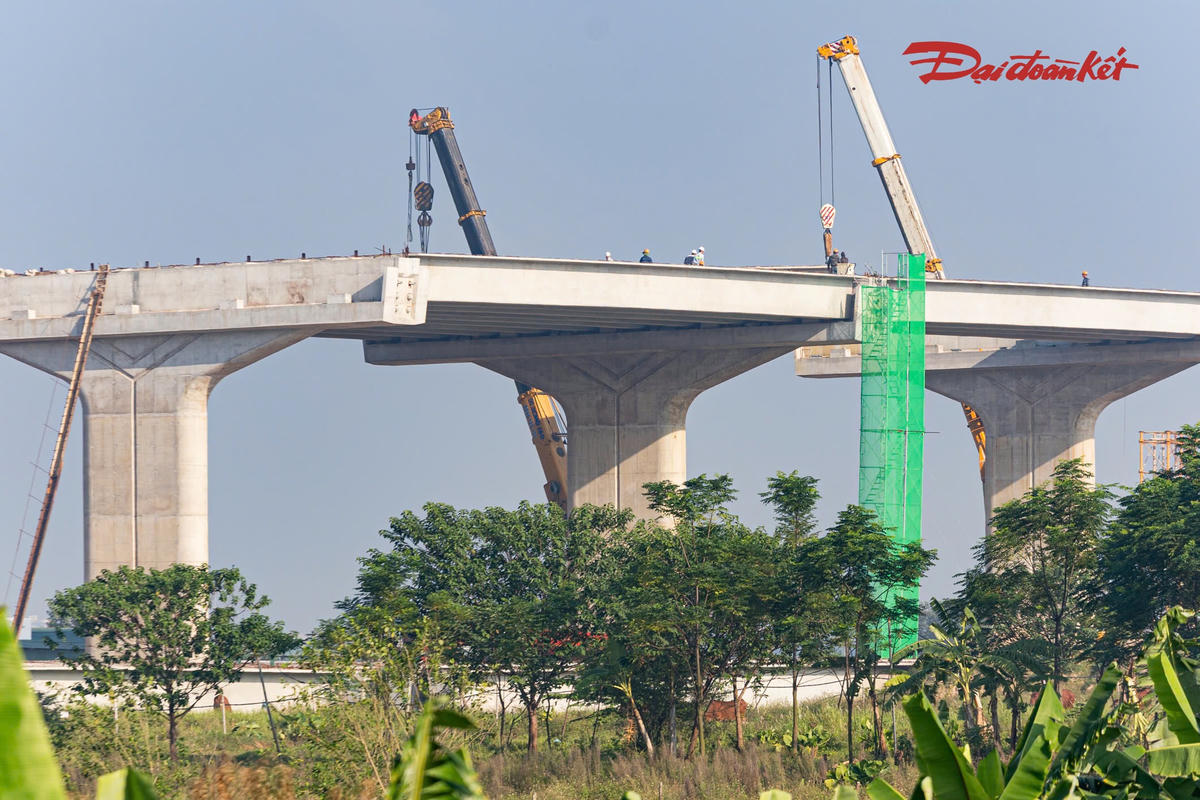 Những phiến dầm đầu tiên xuất hiện tại cầu Hồng Hà gần 10.000 tỷ đồng