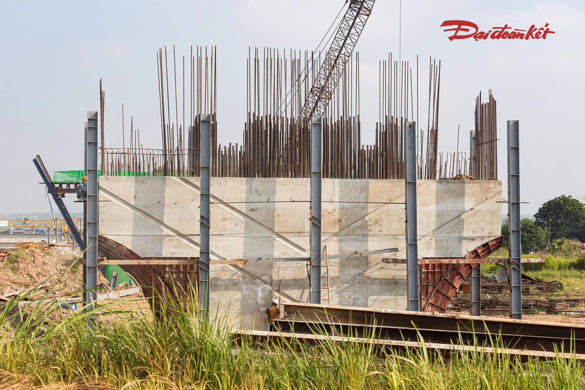 Những phiến dầm đầu tiên xuất hiện tại cầu Hồng Hà gần 10.000 tỷ đồng