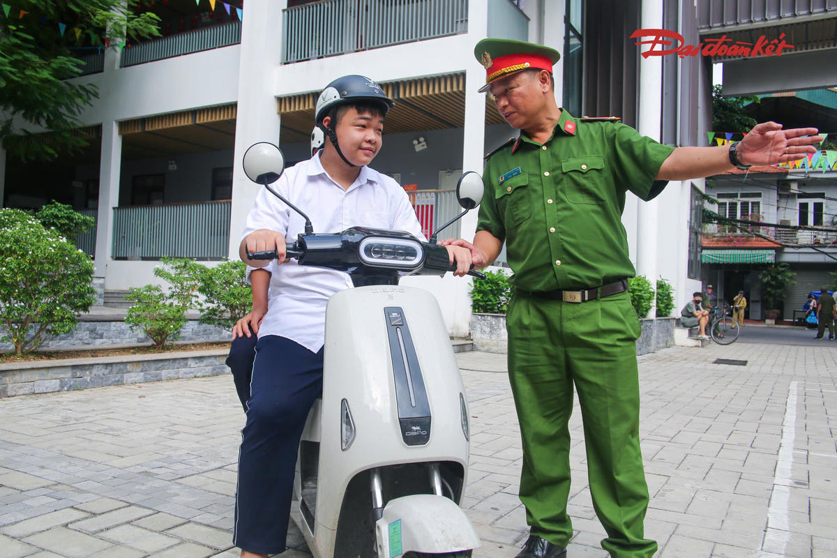 Các hành vi tiềm ẩn nguy cơ gây tai nạn như phóng nhanh, vượt ẩu, đi dàn hàng ngang, chuyển hướng không quan sát cũng được phân tích cụ thể. Qua đó, học sinh có thể nhận diện những tình huống nguy hiểm, nâng cao ý thức tự giác chấp hành pháp luật và chủ động phòng tránh tai nạn giao thông.