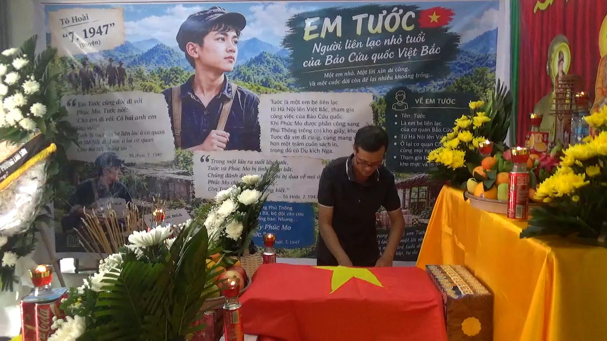 Hài cốt liệt sĩ Lê Tước được đặt trang trọng, bên cạnh phác thảo hình ảnh và tóm tắt quá trình hoạt động cách mạng của ông.