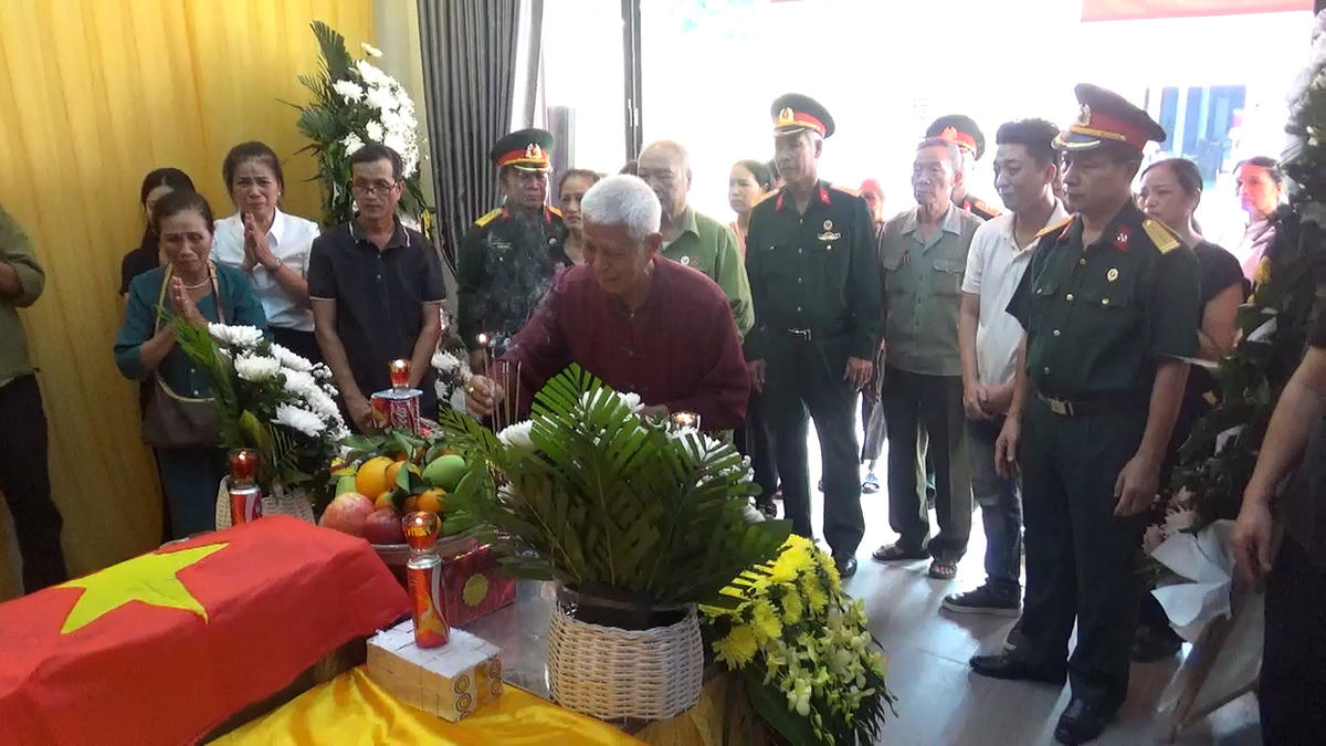 Người thân thắp nén hương cho liệt sĩ Lê Tước.