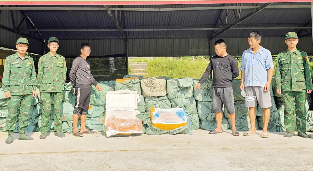 BĐBP Quảng Ninh ngăn chặn hơn 6 tấn thực phẩm không rõ nguồn gốc- Ảnh 1.