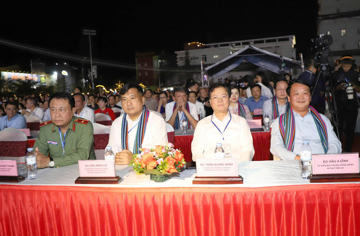 Bí thư Tỉnh ủy Tuyên Quang Hầu A Lềnh và các đại biểu dự buổi lễ.