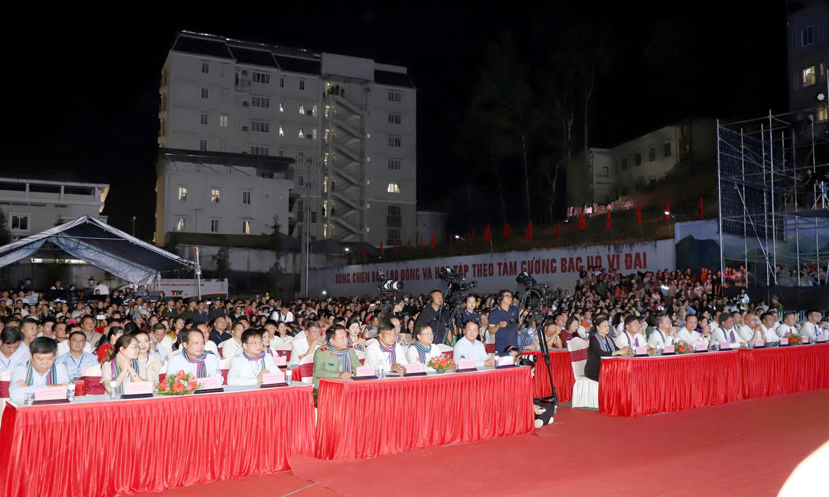 Đông đảo đại biểu, nhân dân và du khách dự khai mạc Lễ hội hoa Tam giác mạch.