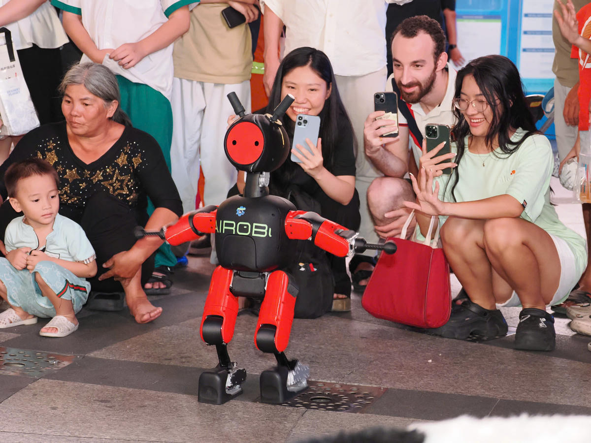 Người dân và du khách thích thú ghi hình robot trình diễn tại Không gian triển lãm công nghệ cao – Trình diễn robot, thuộc GRECO 2026. Ảnh: N.T
