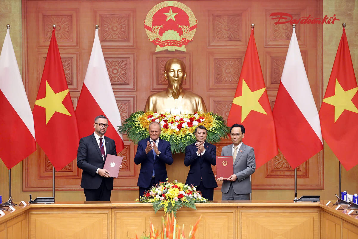 Hai Thủ tướng chứng kiến trao thỏa thuận hợp tác trong lĩnh vực giáo dục. Ảnh: Quang Vinh.