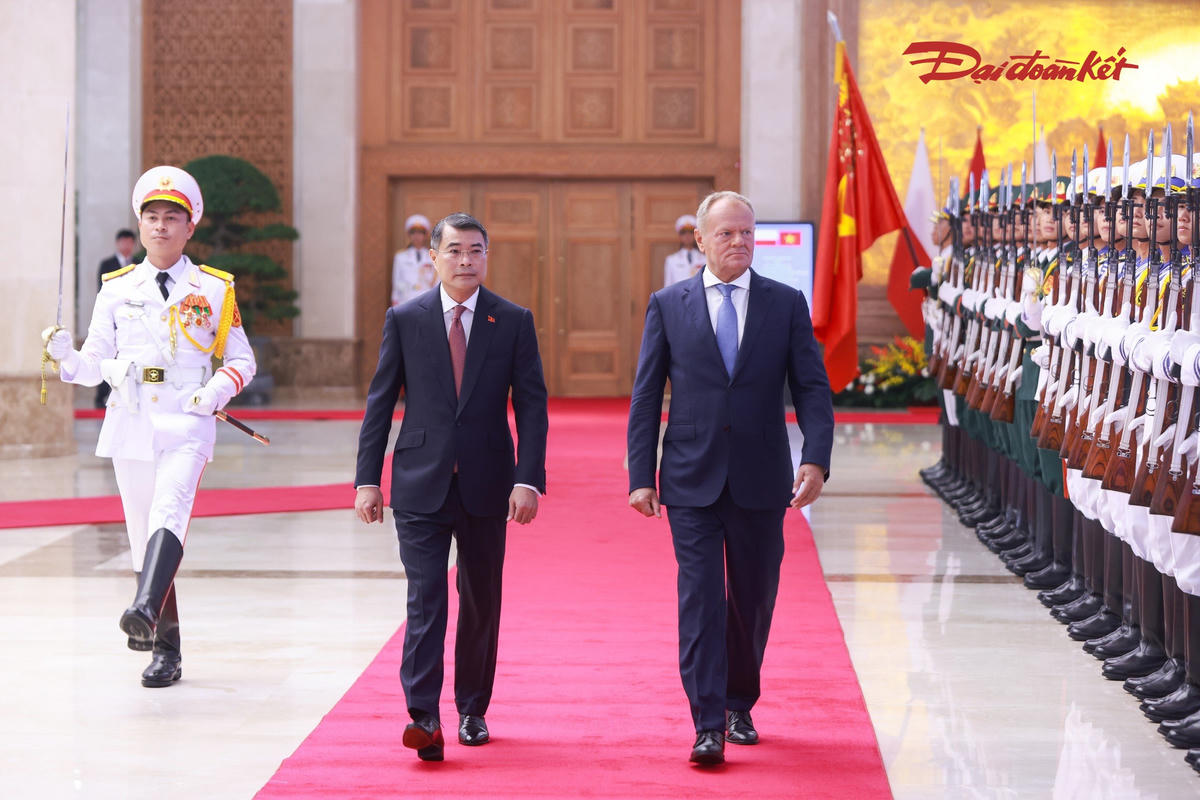 Thủ tướng Lê Minh Hưng và Thủ tướng Donald Tusk duyệt Đội Danh dự Quân đội nhân dân Việt Nam - Ảnh: Quang Vinh