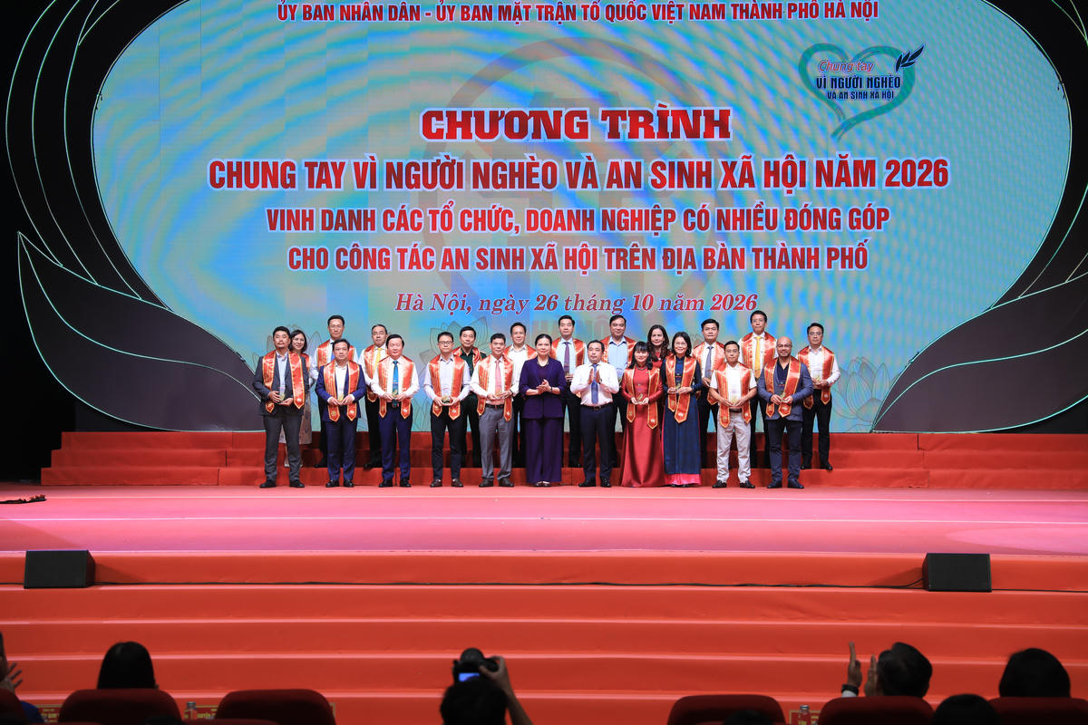 Ông Trần Đức Thắng, Ủy viên Bộ Chính trị, Bí thư Thành ủy, Trưởng đoàn đại biểu Quốc hội thành phố Hà Nội; Bà Hà Thị Nga, Ủy viên Trung ương Đảng, Phó Chủ tịch, Tổng Thư ký Ủy ban Trung ương MTTQ Việt Nam biểu dương vinh danh các tổ chức, doanh nghiệp tiêu biểu có nhiều đóng góp cho công tác an sinh xã hội trên địa bàn thành phố. Ảnh: PV