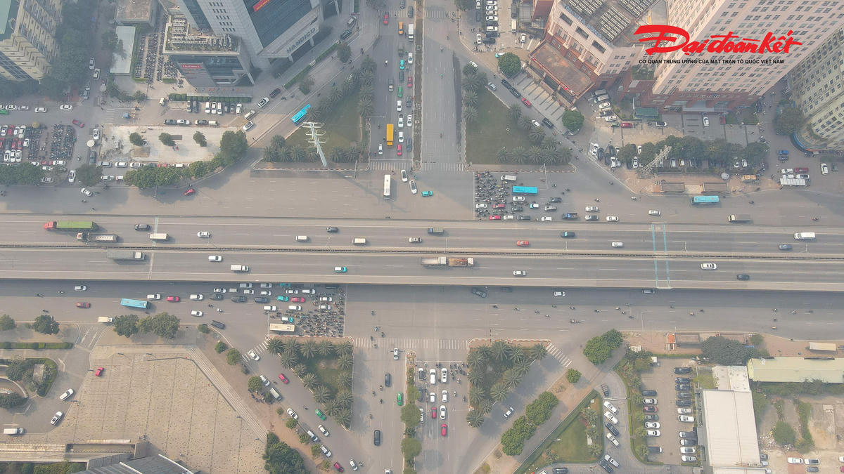 Trong đó, phần hầm kín dài 120 m, hầm hở dài 200 m. Các đoạn còn lại được bố trí tường chắn và gờ chắn bánh theo thiết kế.