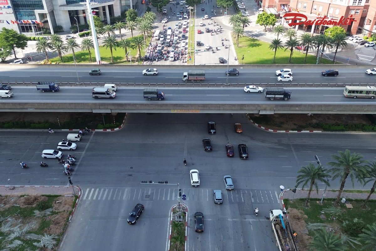 Những ngày gần đây, khu vực nút giao Dương Đình Nghệ - Mễ Trì, phía Tây Hà Nội, ghi nhận nhiều thay đổi để phục vụ việc triển khai dự án hầm chui qua nút giao này. Một số đoạn vỉa hè được xén, cây xanh được cắt tỉa cành hoặc đánh chuyển nhằm tạo mặt bằng cho các hạng mục xây dựng.