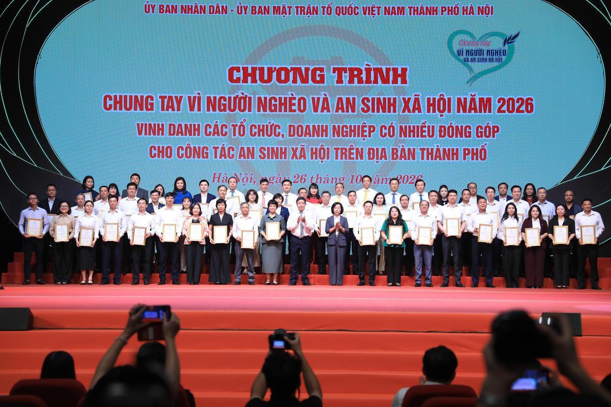 Bà Bùi Huyền Mai, Chủ tịch Ủy ban MTTQ Việt Nam thành phố Hà Nội và ông Dương Đức Tuấn, Phó Chủ tịch Thường trực UBND thành phố biểu dương, vinh danh các tổ chức, doanh nghiệp có nhiều đóng góp cho công tác an sinh xã hội. Ảnh: PV