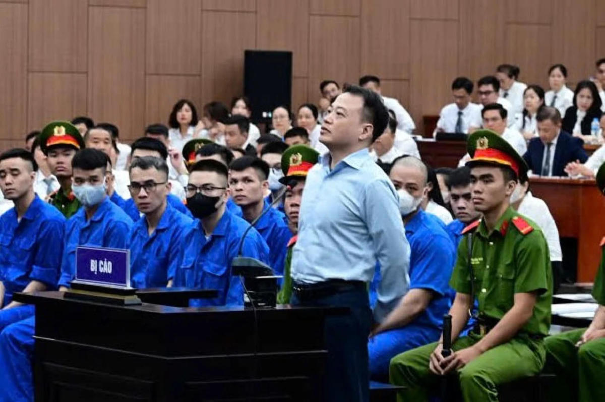 Bị cáo Nguyễn Hòa Bình, tức Shark Bình, tại bục khai báo, sáng 26/10.