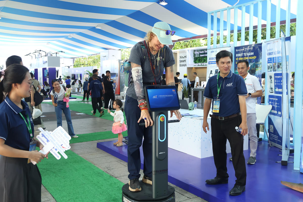 Robot hình người gây chú ý tại GRECO 2026 