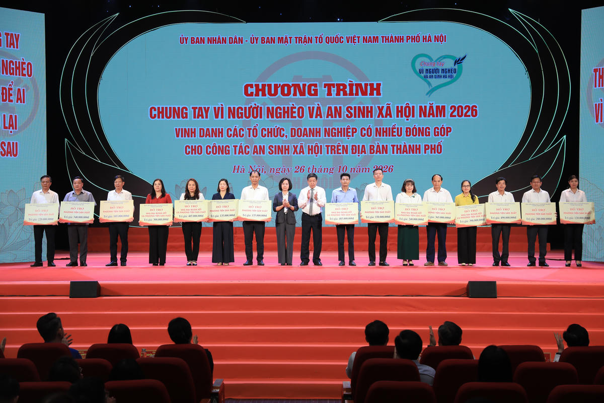 Lãnh đạo thành phố Hà Nội trao hỗ trợ sinh kế thông qua đại diện Ủy ban Mặt trận Tổ quốc Việt Nam xã, phường có hộ cận nghèo, hộ có hoàn cảnh đặc biệt khó khăn trên địa bàn thành phố. Ảnh: PV