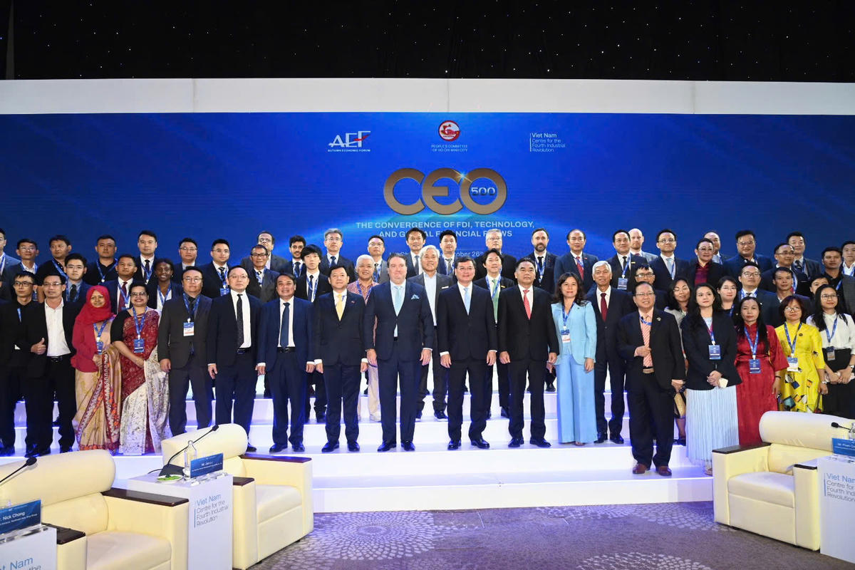 Các đại biểu tham dự Chương trình CEO 500 chụp hình lưu niệm. Ảnh: Q.Thanh