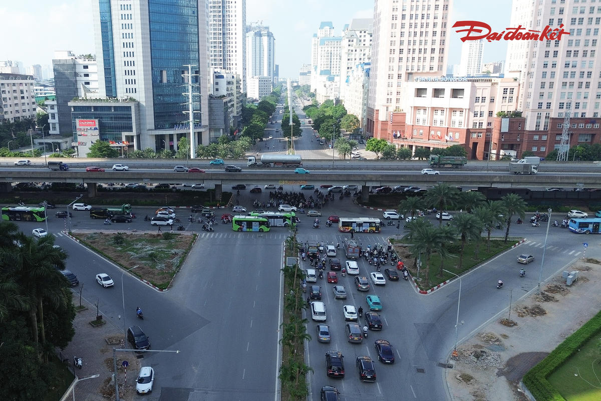 Việc thi công diễn ra tại khu vực có mật độ phương tiện lưu thông lớn, kết nối nhiều tuyến đường quan trọng và tập trung các cơ quan, doanh nghiệp. Đây cũng là khu vực có nhu cầu đi lại cao, đặc biệt vào các khung giờ cao điểm.