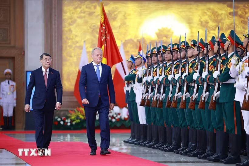 Thủ tướng Lê Minh Hưng và Thủ tướng Ba Lan Donald Tusk duyệt Đội danh dự Quân đội nhân dân Việt Nam. (Ảnh: Dương Giang/TTXVN).