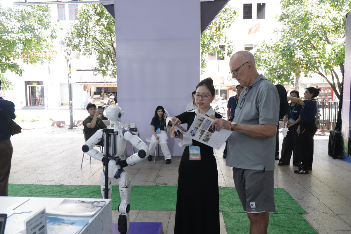 Robot hình người gây chú ý tại GRECO 2026 