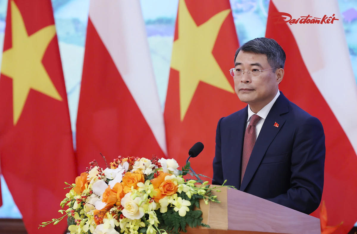Thủ tướng Lê Minh Hưng phát biểu tại gặp gỡ báo chí hai nước. Ảnh: Quang Vinh.