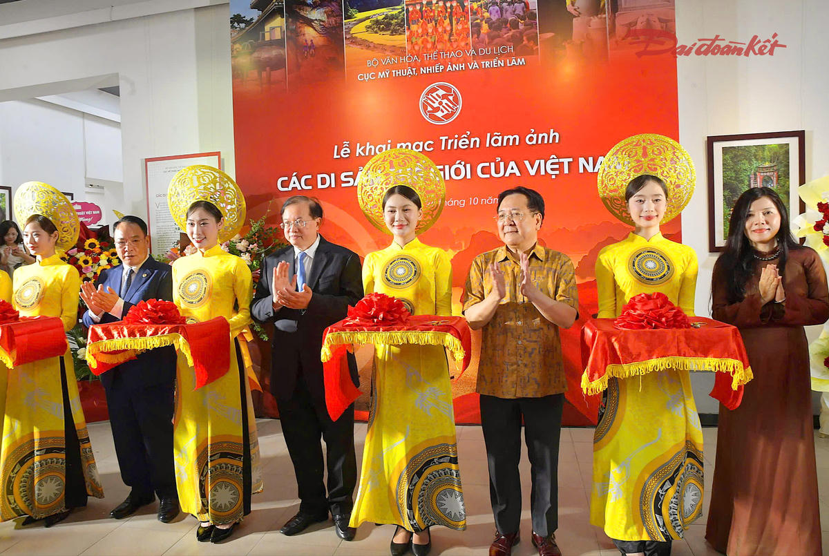 Các đại biểu thực hiện nghi thức khai mạc triển lãm ảnh “Các Di sản thế giới của Việt Nam” năm 2026.