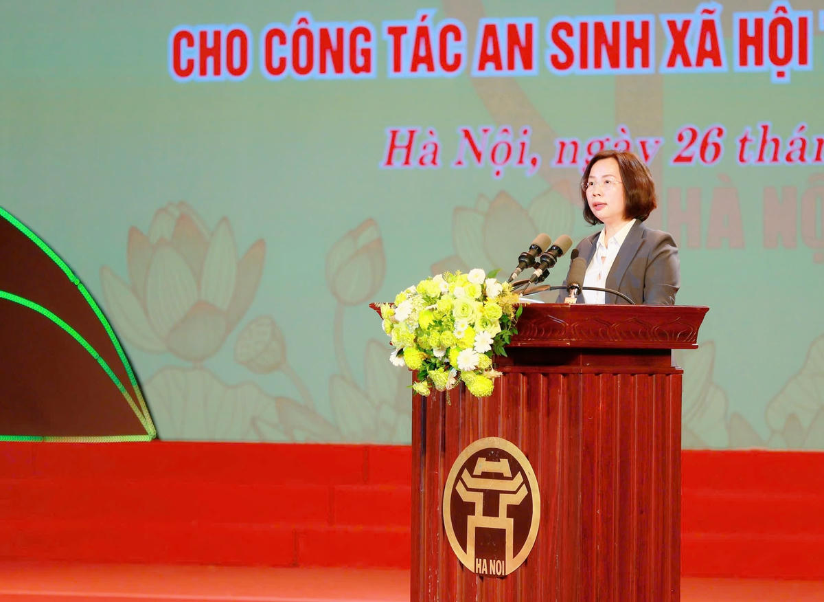 Bà Bùi Huyền Mai, Chủ tịch Ủy ban MTTQ Việt Nam thành phố Hà Nội phát biểu khai mạc chương trình. Ảnh: PV