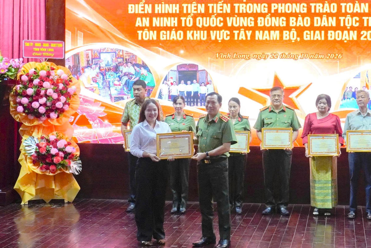 Bà Hữu Thị Thuỳ Mỵ (bìa trái), Phó Bí thư Chi bộ, Trưởng ấp 7, thành viên Ban Chỉ đạo mô hình “Vùng đồng bào dân tộc thiểu số Ấp 7, xã Tân Lộc tích cực tự phòng, tự quản về ANTT” nhận Bằng khen Bộ trưởng Bộ Công an.