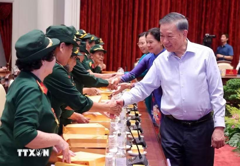 Tổng Bí thư, Chủ tịch nước Tô Lâm với đại biểu Đại đội Nữ lái xe Trường Sơn. (Ảnh: Văn Điệp/TTXVN),