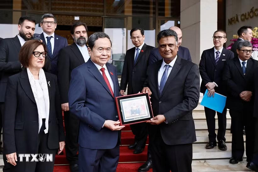 Chủ tịch Quốc hội Trần Thanh Mẫn tặng ảnh Chủ tịch Tổ chức các Cơ quan Kiểm toán tối cao Châu Á (ASOSAI), Tổng Kiểm toán và Kiểm soát Ấn Độ K.Sanjay Murthy. (Ảnh: Doãn Tấn/TTXVN).