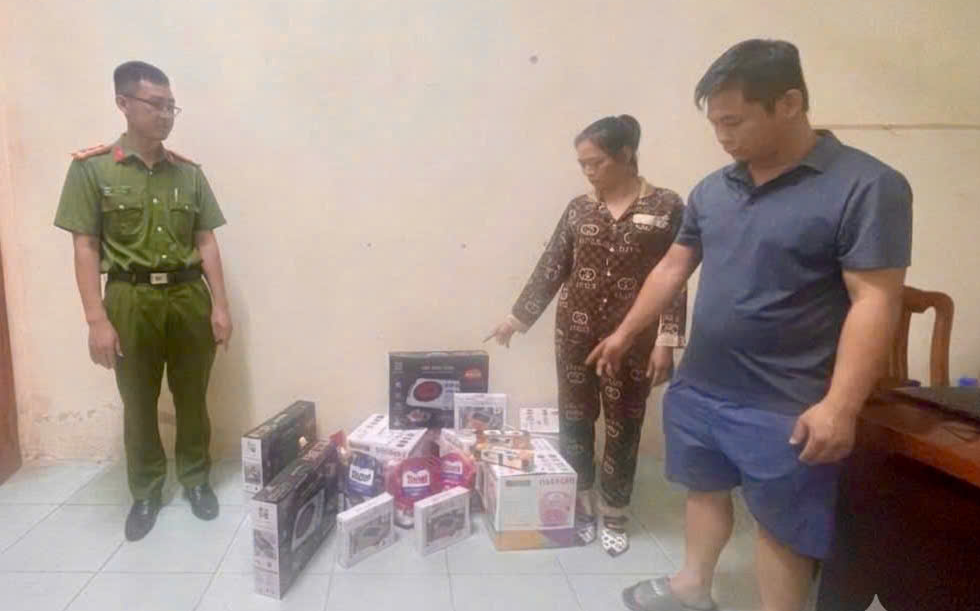 2 đối tượng Nguyễn Tiến Hảo và Nguyễn Thị Thanh Hải cùng tang vật vụ án.