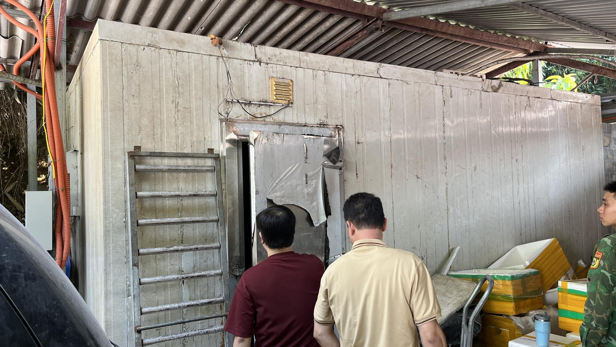 Bộ đội biên phòng khám xét kho chứa hàng. Ảnh: Trung Dũng.