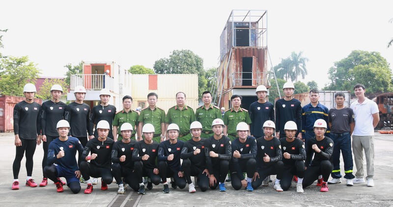 Các đại biểu chụp ảnh lưu niệm cùng đội tuyển.