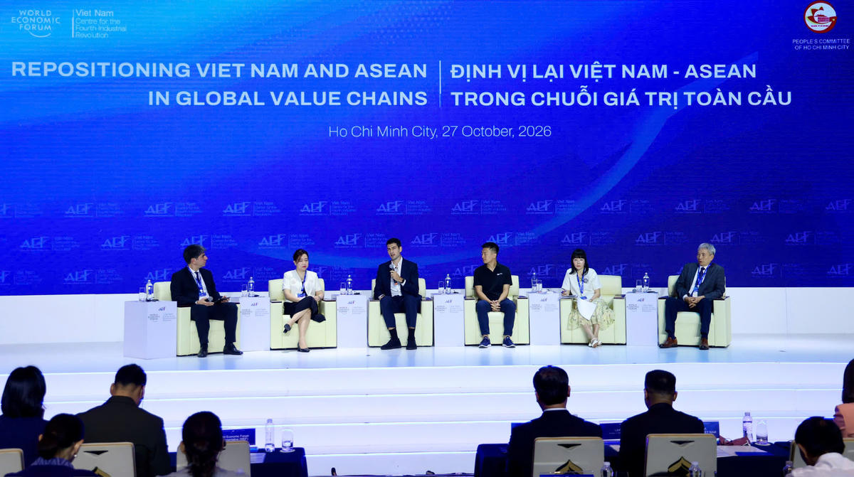 Các chuyên gia tham dự phiên thảo luận “Định vị lại Việt Nam và ASEAN trong chuỗi giá trị toàn cầu”. Ảnh: N.T