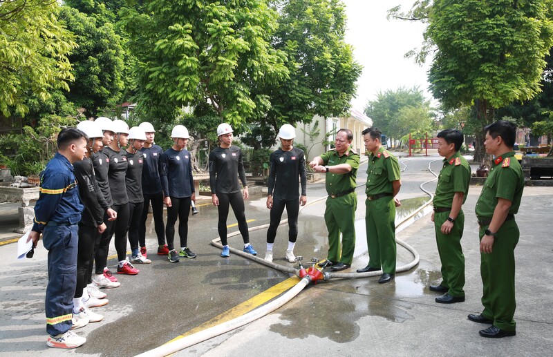 Đại tá Hoàng Ngọc Huynh hướng dẫn, chia sẻ kinh nghiệm thi đấu quốc tế với đội tuyển.