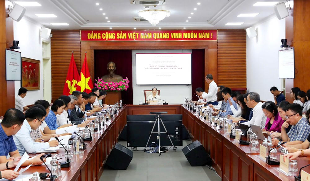 Hội nghị lấy ý kiến về Dự thảo Nghị quyết của Quốc hội về một số cơ chế, chính sách đặc thù phát triển du lịch Việt Nam diễn ra ngày 26/10. Ảnh: Trần Huấn.