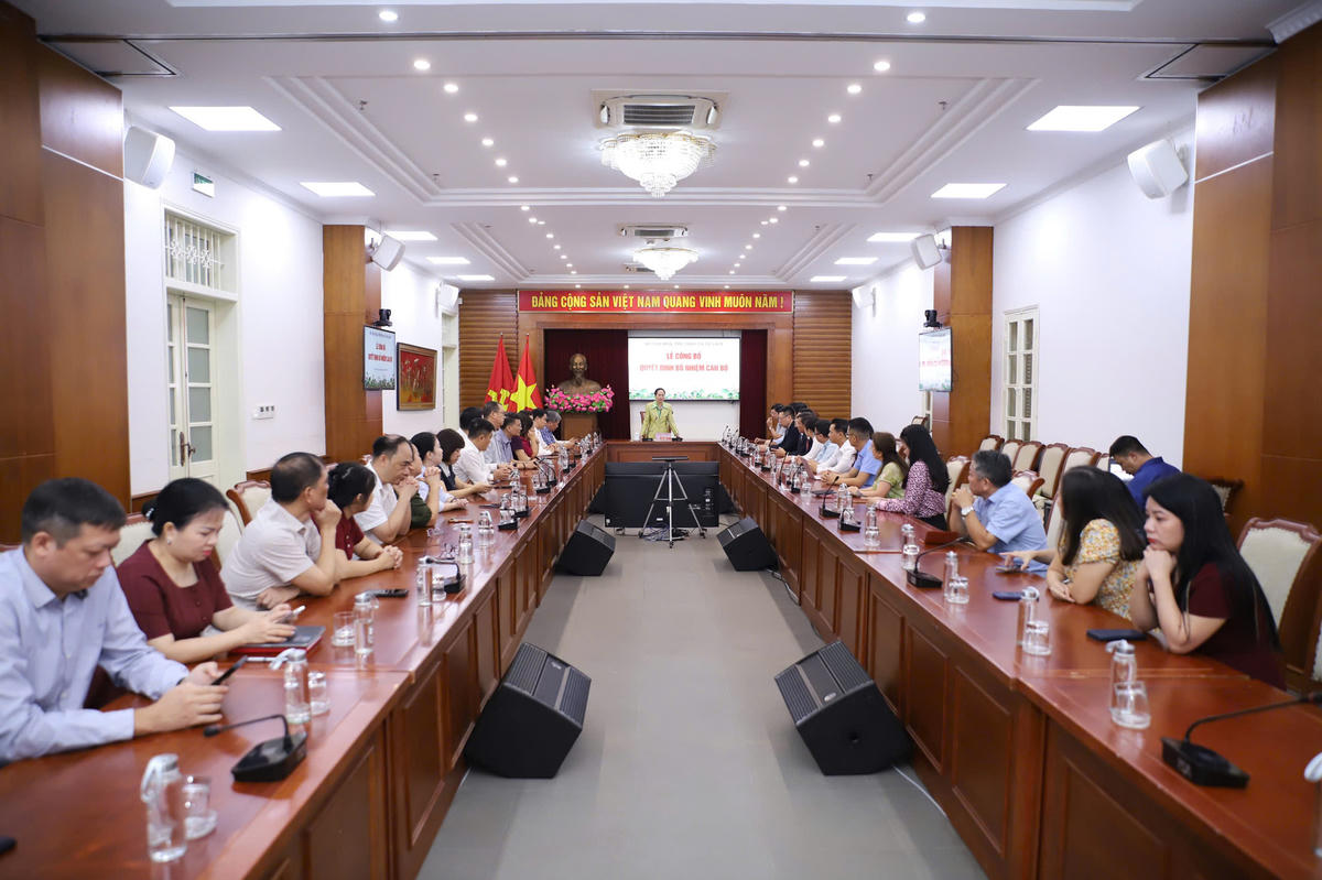 Quang cảnh buổi lễ công bố quyết định điều động, bổ nhiệm cán bộ. Ảnh: Việt Hùng.