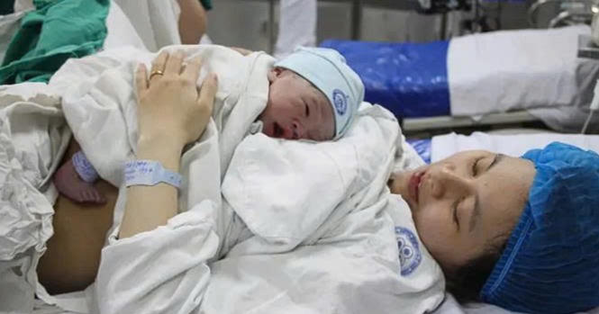Hà Nội đề xuất hỗ trợ 4 triệu đồng đối với phụ nữ cư trú trên địa bàn khi sinh đủ 2 con trước 35 tuổi. 