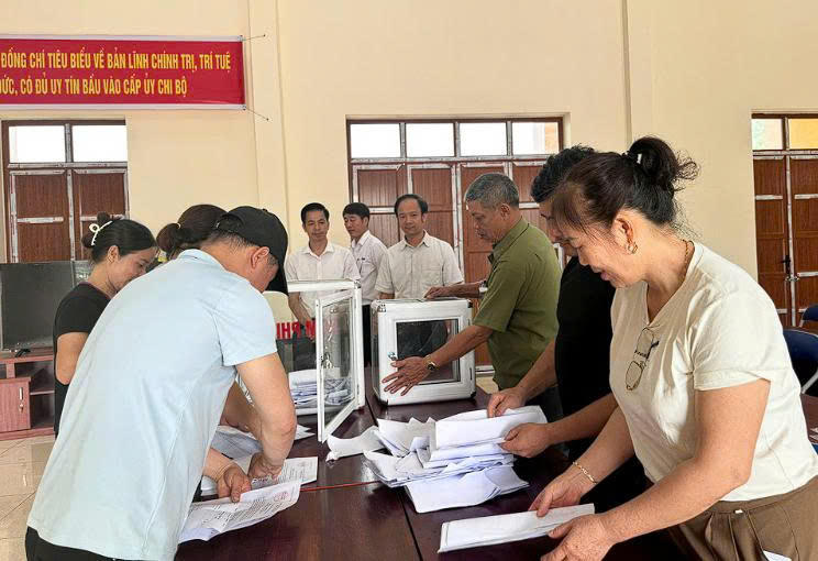 Lãnh đạo xã Ba Vì kiểm tra công tác lấy ý kiến nhân dân về phương án điều chỉnh địa giới đơn vị hành chính giữa Hà Nội và tỉnh Phú Thọ. Ảnh: K.D
