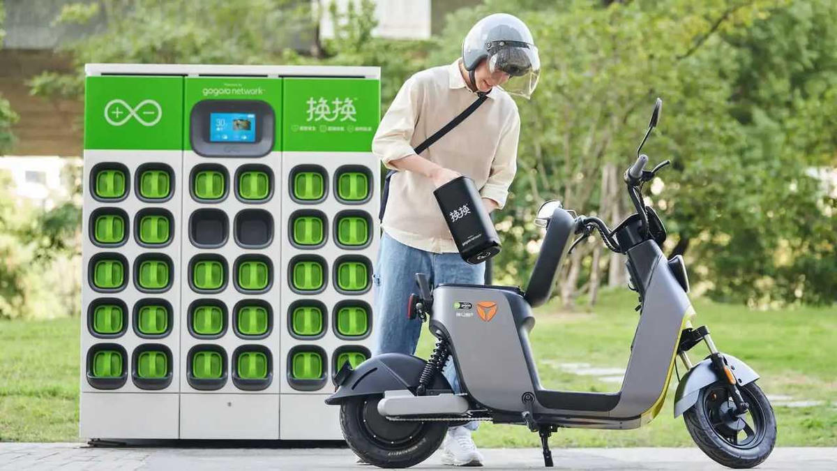 Người dùng đổi pin xe máy điện tại trạm GoStation của Gogoro ở Đài Loan. Mô hình cho phép người đi xe thay pin đã sử dụng bằng pin được sạc đầy, rút ngắn thời gian dừng xe so với sạc trực tiếp.